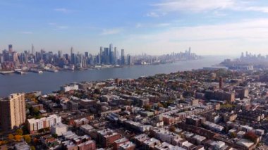 New York 'a havadan yaklaşım Ekim 2023. Stok drone görüntüleri B rulosu