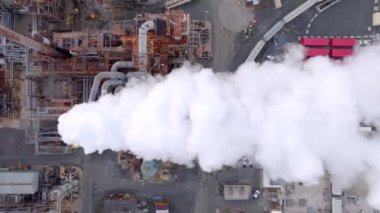 Kabarık duman bulutlarıyla dolu baca. 4k hava aracı görüntüsü