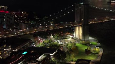 Gece görüntüsü Brooklyn Köprüsü Parkı 4k 2023 dolaylarında.