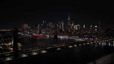New York Köprüleri nehir gökdelenlerinin kurulduğu gece. 4K