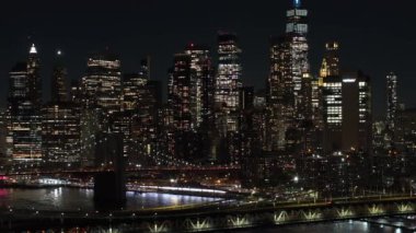 New York 2023 'te 4K gece görüntüsü. Köprülerin ve binaların manzarası.