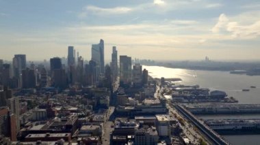 Stock video New York Hells Kitchen ve Chelsea Piers 2023 yüksek kontrast