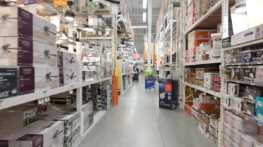 Weston, FL, ABD - 1 Kasım 2023: Home Depot 'ta yürümek perakende satış mağazası 4k