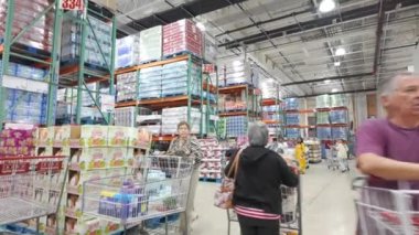 Seyyar videocular Costco toptan satış kulübü 4k 2023 'ten alışveriş yapıyor.