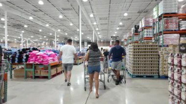 Pembroke Pines, FL, ABD - 3 Kasım 2023: Costco Pembroke Pines Florida USA 'daki hatlara doğru yürüyor