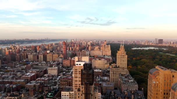 Archivvideo New York Manhattan Central Park West Drohnenflug Roll 2023 — Stockvideo