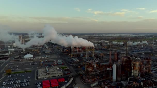 Sonnenuntergang Über Dem Fabrikrauch Drohnenvideo Einer Industriefabrik — Stockvideo