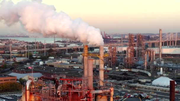 Vidéo Aérienne Gaz Combustion Provenant Cheminée Fumée Raffinerie Pétrole — Video