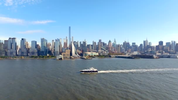 バックグラウンド4Kでニューヨークマンハッタンと動く空中ビデオ高級ヨット — ストック動画