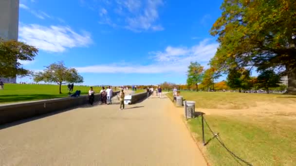 워싱턴 Dc에서 자전거를 비디오 2023년 10월 워싱턴 기념비를 걸어다니는 사람들의 — 비디오