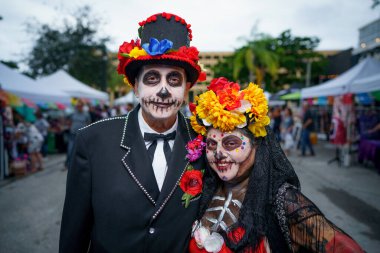 Fort Lauderdale, FL, ABD - 4 Kasım 2023: Fort Lauderdale Florida 'daki Ölü Kutlama Günü için giyinmiş bir çift