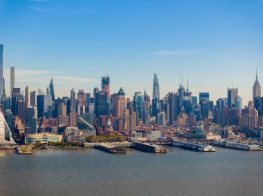 Ekim 2023 'te New York' ta havadan çekilmiş bir fotoğraf. Hudson Nehri boyunca gökdelenlerin manzarası