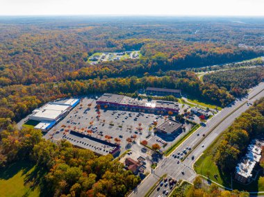 Laurel, MD, ABD - 26 Ekim 2023: Hava aracı fotoğrafı Crystal Plaza Laurel Maryland USA
