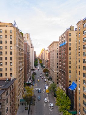 New York 'ta dikey drone fotoğrafı. West End Bulvarı 'ndaki apartmanların hava manzarası.