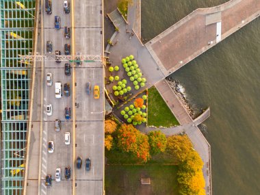 Riverside Park New York 'taki hava fotoğrafı. Hudson Nehri 'ndeki yeşil şemsiye ve iskele fotoğrafları.