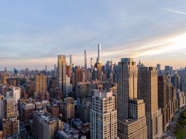 New York 'un gökdelenleri. Binaların manzarası ve karamsar gökyüzü günbatımı