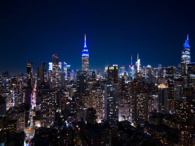 Gece vakti New York 'ta havadan çekilmiş bir fotoğraf.