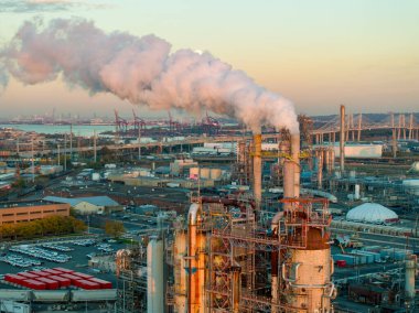 Endüstriyel petrol rafinerisinde duman ve baca gazı görüldü