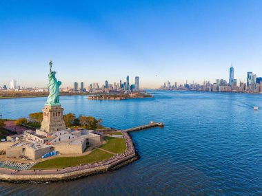 New York Özgürlük Anıtı 'na hava fotoğrafı turu. Burası Amerika 'yı ziyaret ederken en iyi varış noktasıdır.