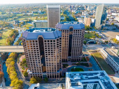 Richmond, VA, ABD - 28 Ekim 2023: Riverfront Plaza Towers Richmond Virginia ABD