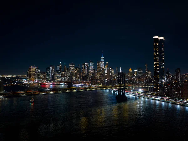 New York 'ta gece havası. Nehir ve köprülerin görüntüsü aydınlatıldı