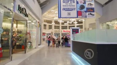 Sunrise, FL, USA - 10 Kasım 2023: 4k alışveriş merkezi görüntüleri. Sawgrass Mills Sunrise Florida USA