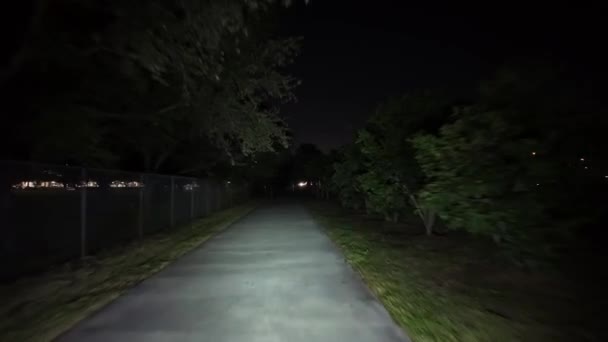 Pyörä Ratsastus Pimeässä Ajovalolla — kuvapankkivideo