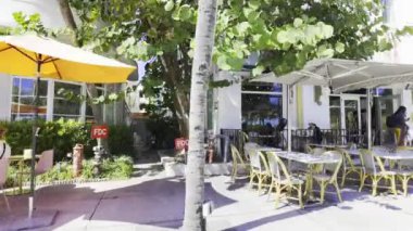 Miami Beach, FL, ABD - 5 Kasım 2023: Miami Plajı manzaralı Ocean Drive otelleri insanlar ve restoranlar kaldırım kafesi 2023