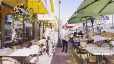 Miami Beach, FL, ABD - 5 Kasım 2023: 2023 sıralarında kaldırımda masaları olan Miami Beach restoranları