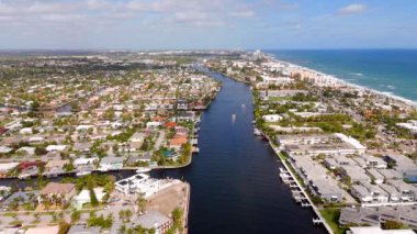 Florida 'nın kıyı kesimindeki su yolundaki hava kuvvetleri tekneleri vurdu.