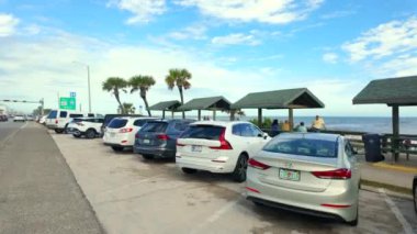 Ormond Beach, FL, ABD - 18 Kasım 2023 Flagler Beach Florida 2023 'te ücretsiz sahil kenarı otoparkı