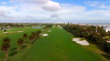 Çimenli yolda uçan golf topu simülasyonu