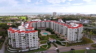 Ormond Beach, FL, ABD - 18 Kasım 2023: Ormond Heritage Condominiums Ormond Beach FL USA Hava Video Turu