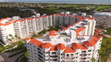 Ormond Beach, FL, ABD - 18 Kasım 2023: Ormond Heritage Condominiums Florida. Stok video hava aracı 2023