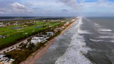 Triton Sahili 'nde okyanus manzaralı bir yer. Ormond Sahili, Florida doğu kıyısı, Atlantik Okyanusu.