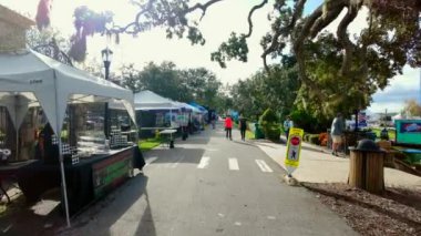 Ormond Beach, FL, ABD - 18 Kasım 2023: Rockefeller Gardens Ormond Sahili Süper Sahne 150 Mil Garaj Satışı 2023