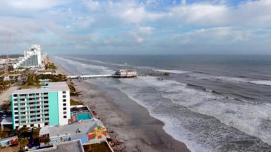 Hava aracı 4k ile Daytona Sahili balıkçı iskelesinde çekilmiş stok videosu