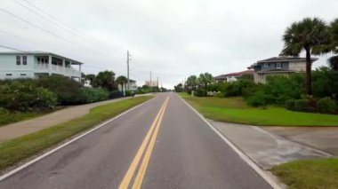 Güney Atlantik Bulvarı Ponce Inlet Florida USA turu. Lüks yazlık evler ve kiralık tatiller manzarası