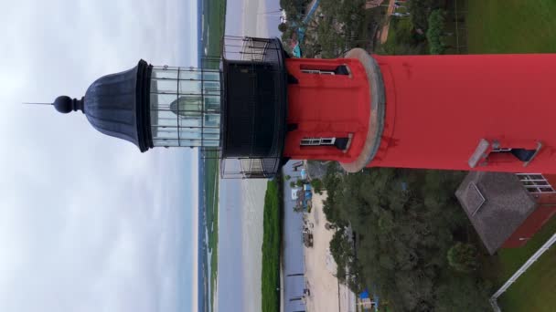 フロリダ州のポンセ レオン インレット灯台で回転する空中ビデオフレネルレンズ — ストック動画