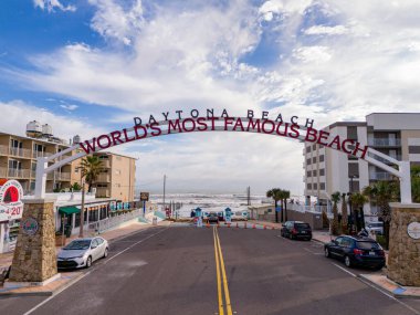 Daytona, FL, ABD - 18 Kasım 2023: Dünya 'nın en ünlü plajı Daytona Florida. Havada yükseltilmiş drone perspektifi