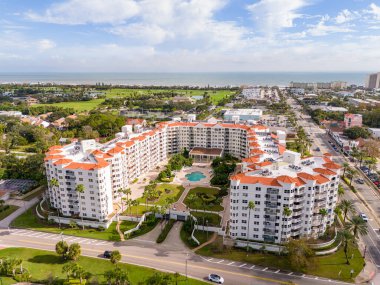 Ormond Beach, FL, ABD - 18 Kasım 2023: Hava fotoğrafı Ormond Heritage Condominiums gayrimenkul turu