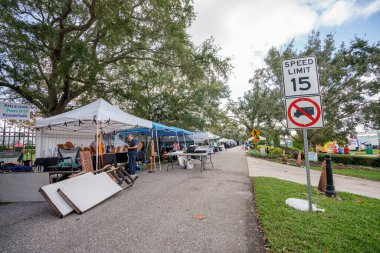 Ormond Beach, FL, ABD - 18 Kasım 2023: Rockefeller Gardens 'taki 150 millik garaj satışının fotoğrafı