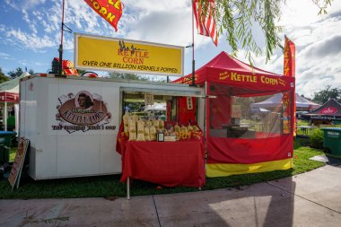 Ormond Beach, FL, ABD - 18 Kasım 2023: Rockefeller Gardens 'taki 150 millik garaj satışının fotoğrafı