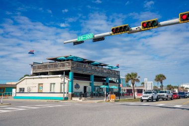 Flagler plajı, FL, ABD - 18 Kasım 2023: Flagler Plajı 'ndaki Finns Beachside Pub' ın stok fotoğrafı