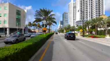 Sunny Isles Beach, FL, ABD - 1 Aralık 2023: Driving Sunny Isles Beach FL USA 4k
