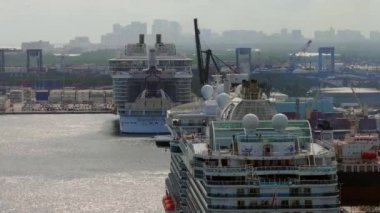 Fort Lauderdale, FL, ABD - 1 Aralık 2023: Port Everglades Fort Lauderdale Florida 'da telefoto lenslerle çekilen hava video seyahat gemileri
