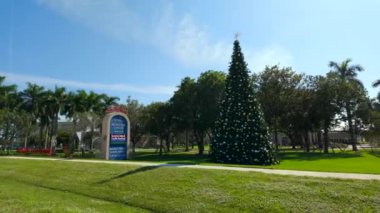 Sunrise, FL, ABD - 1 Aralık 2023: Sunrise Belediyesi Tatil Süslemeleri 2023