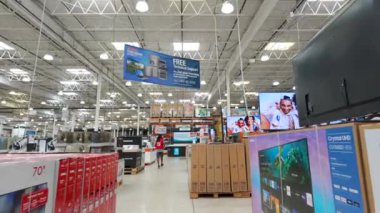 Pembroke Pines, FL, ABD - 1 Aralık 2023: Costco Pembroke Pines FL USA 'de akıllı televizyon satışı