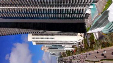 Dikey İHA video kulesi Sunny Isles Sahili Florida Dade 4k