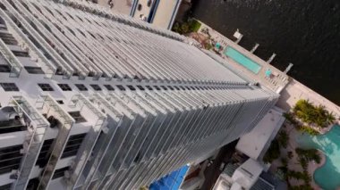 Bir gökdelenin 4k dikey hava görüntüsü